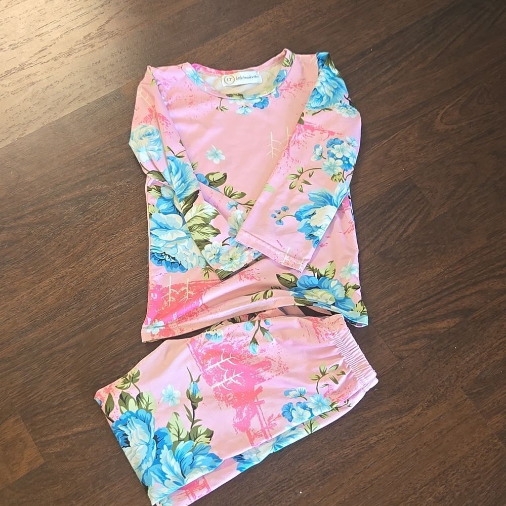 Little girl is pajamas, great condition size four